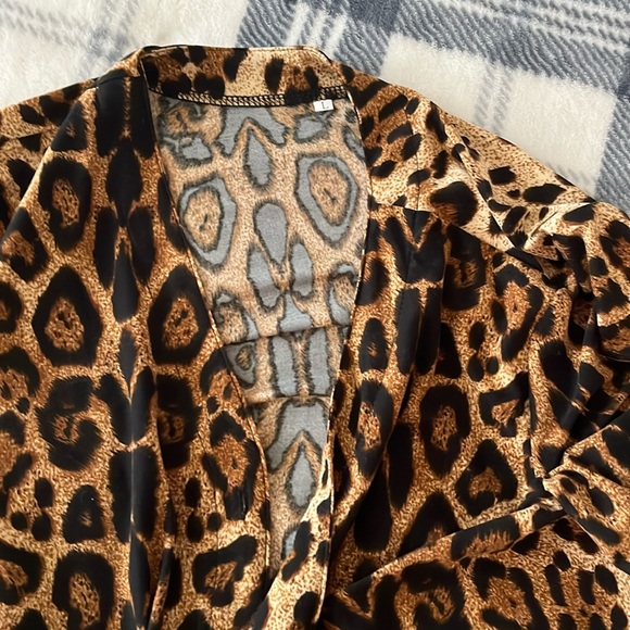 Light weight Animal print light jacket. Size large. 2 front pockets. Soft feel. - Picture 3 of 11
